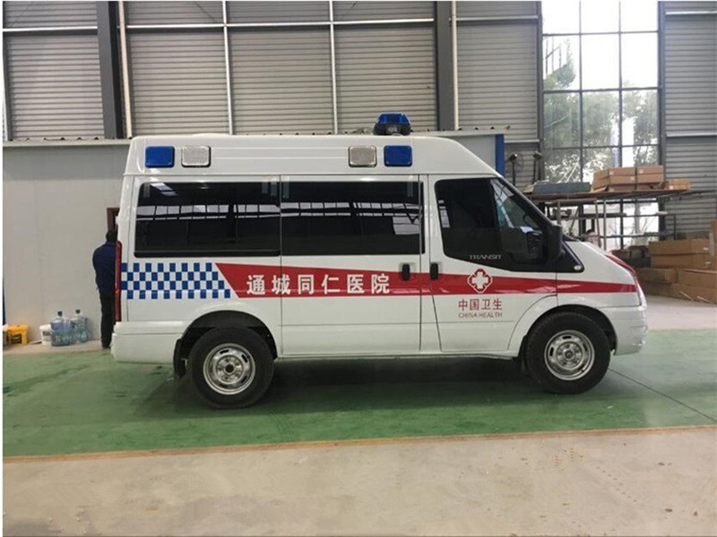福特V348短軸中頂監(jiān)護(hù)型救護(hù)車(chē)